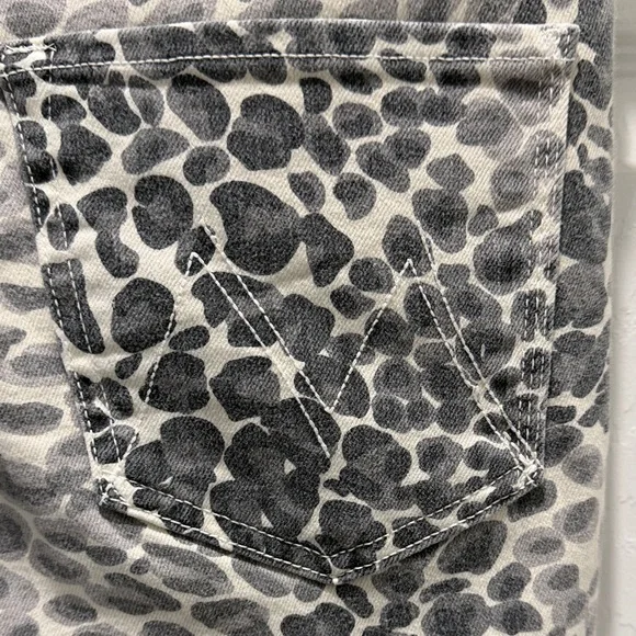 MOTHER Leopard-Print Skinny Jeans in Gray and White - Picture 8 of 11